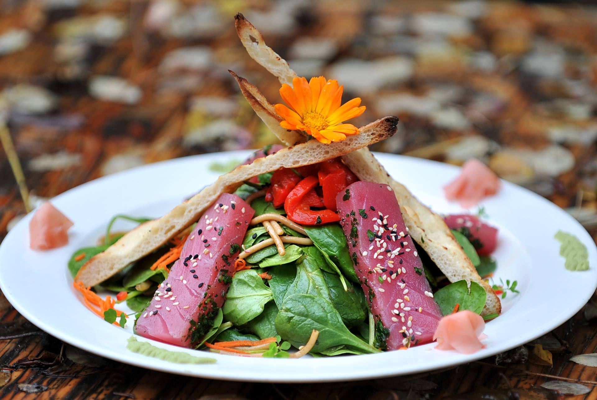 Seared tuna salad with sesame and greens