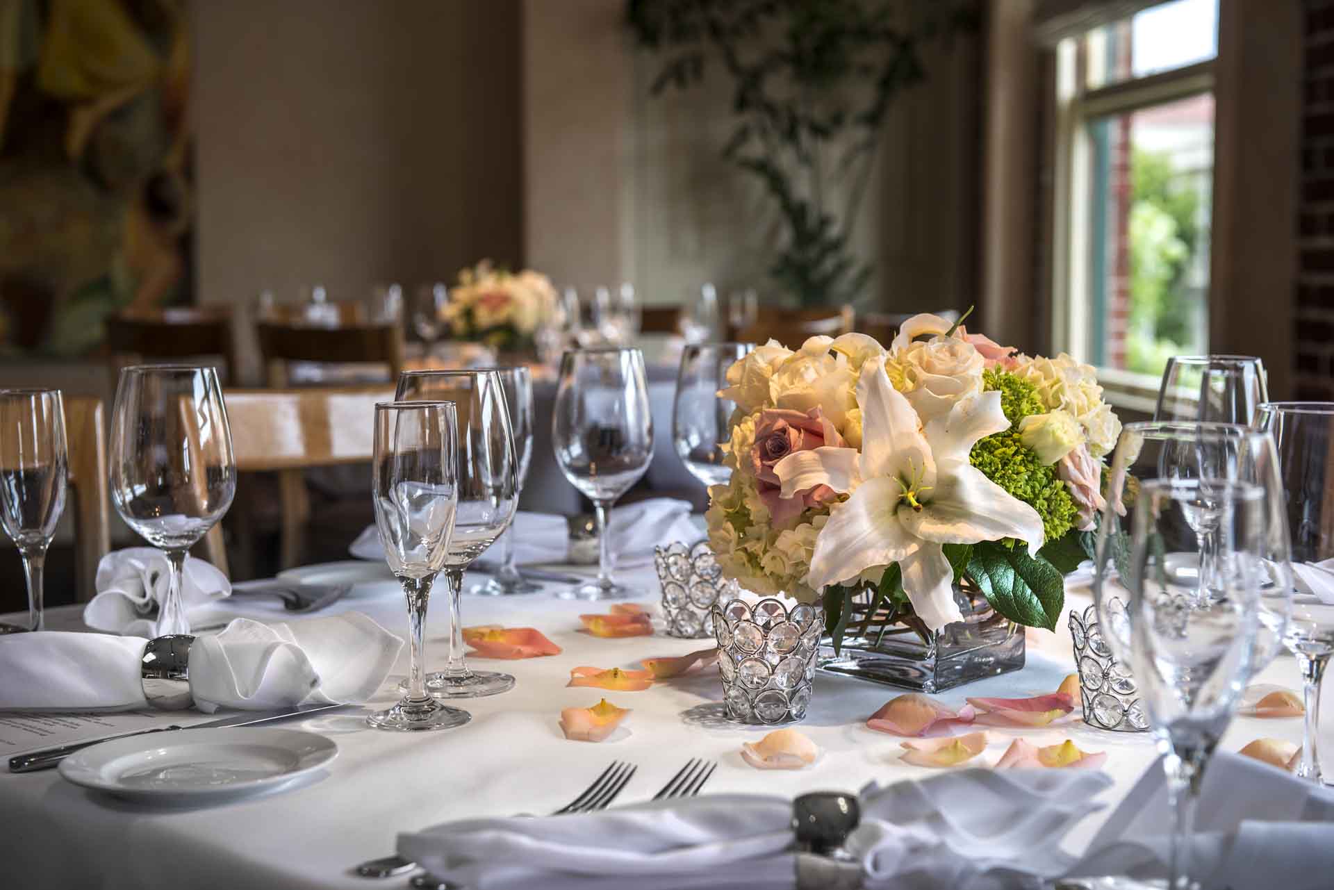 Montrio banquet table with flowers and place settings